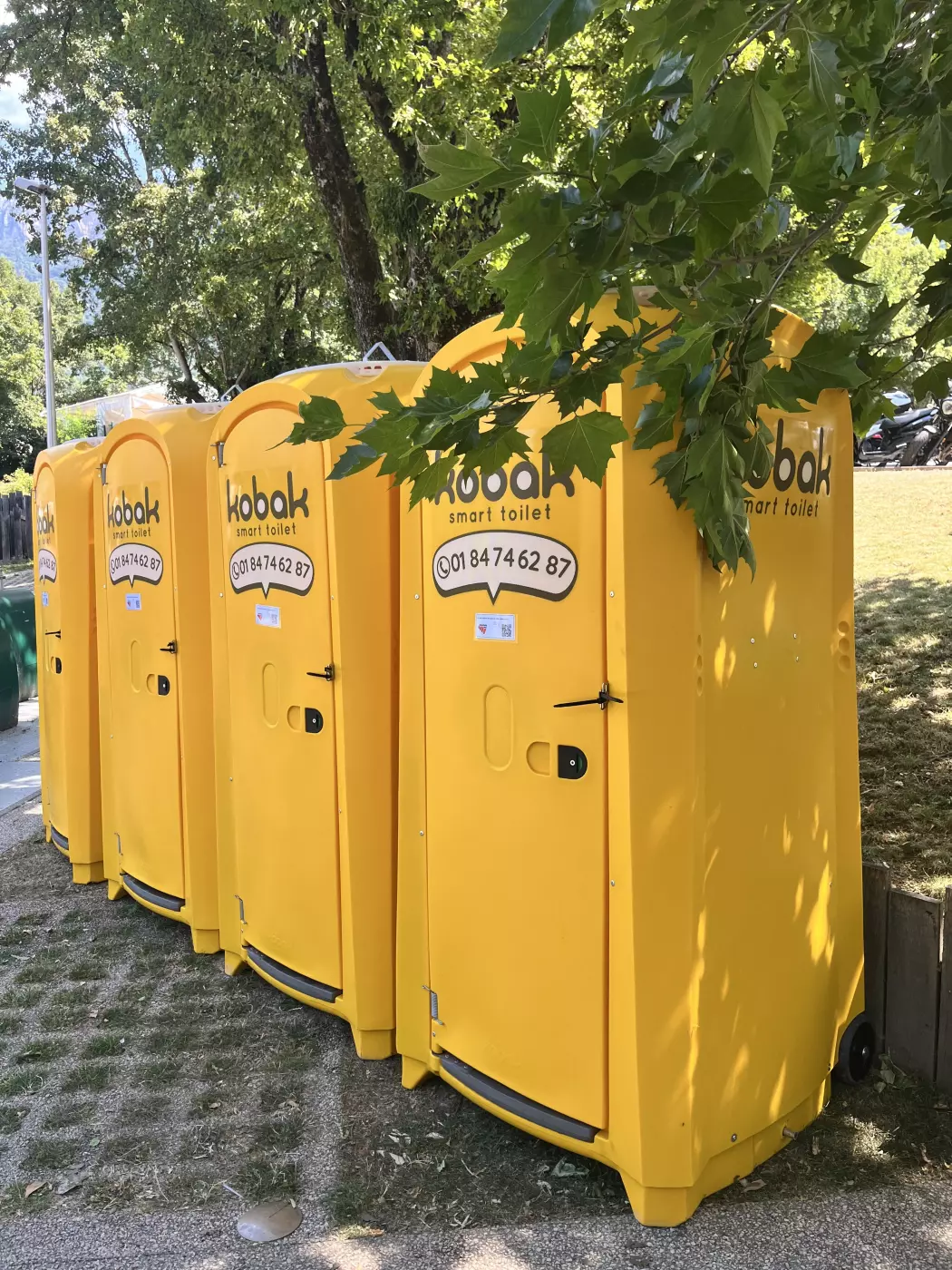 Installation de WC Kobak pour Plages en Scènes 2026 à Veyrier-du-Lac (74)